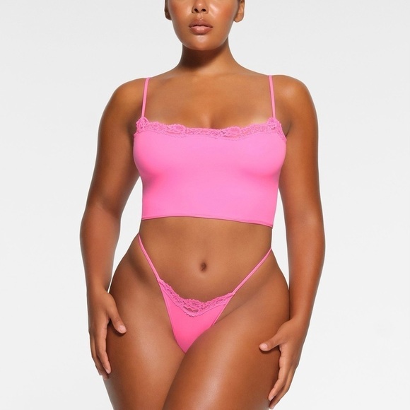 SKIMS Fits Everybody Lace Cropped Cami in Taffy - Picture 1 of 6